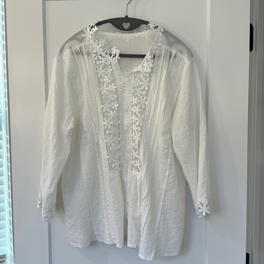 White button anthro look floral sheer top🌼